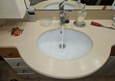 fregadero desatascado con agua corriendo